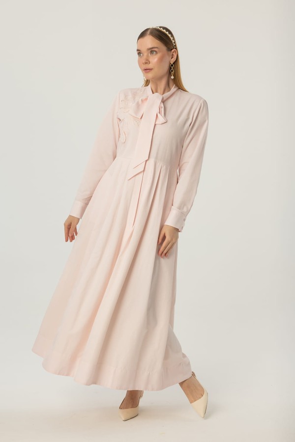 Yakası Bağlamalı Nakışlı Elbise Pembe